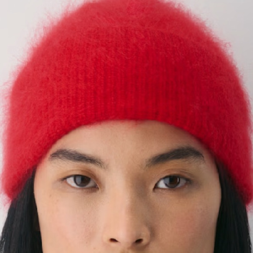 Aritzia Brushed Cashmere Cuff Beanie. NWT.